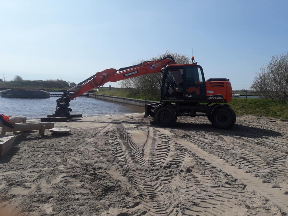 Midi kraan op het strand